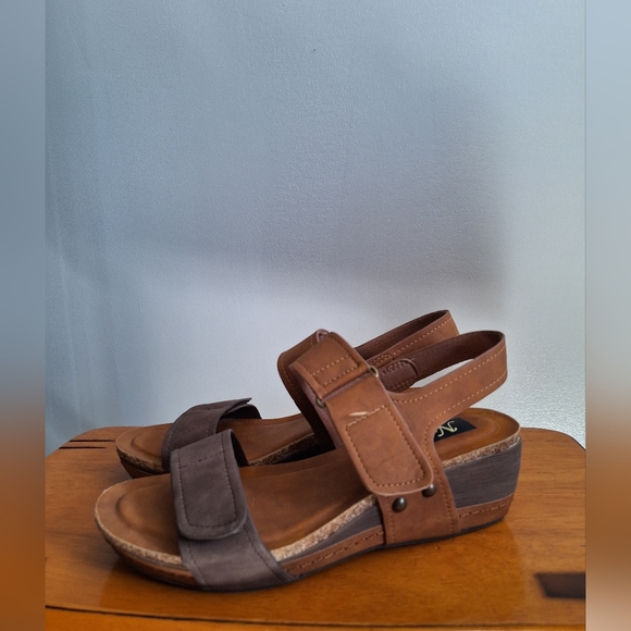 Natural Reflections Enjoy Sandals Size 8 - Picture 5 of 10